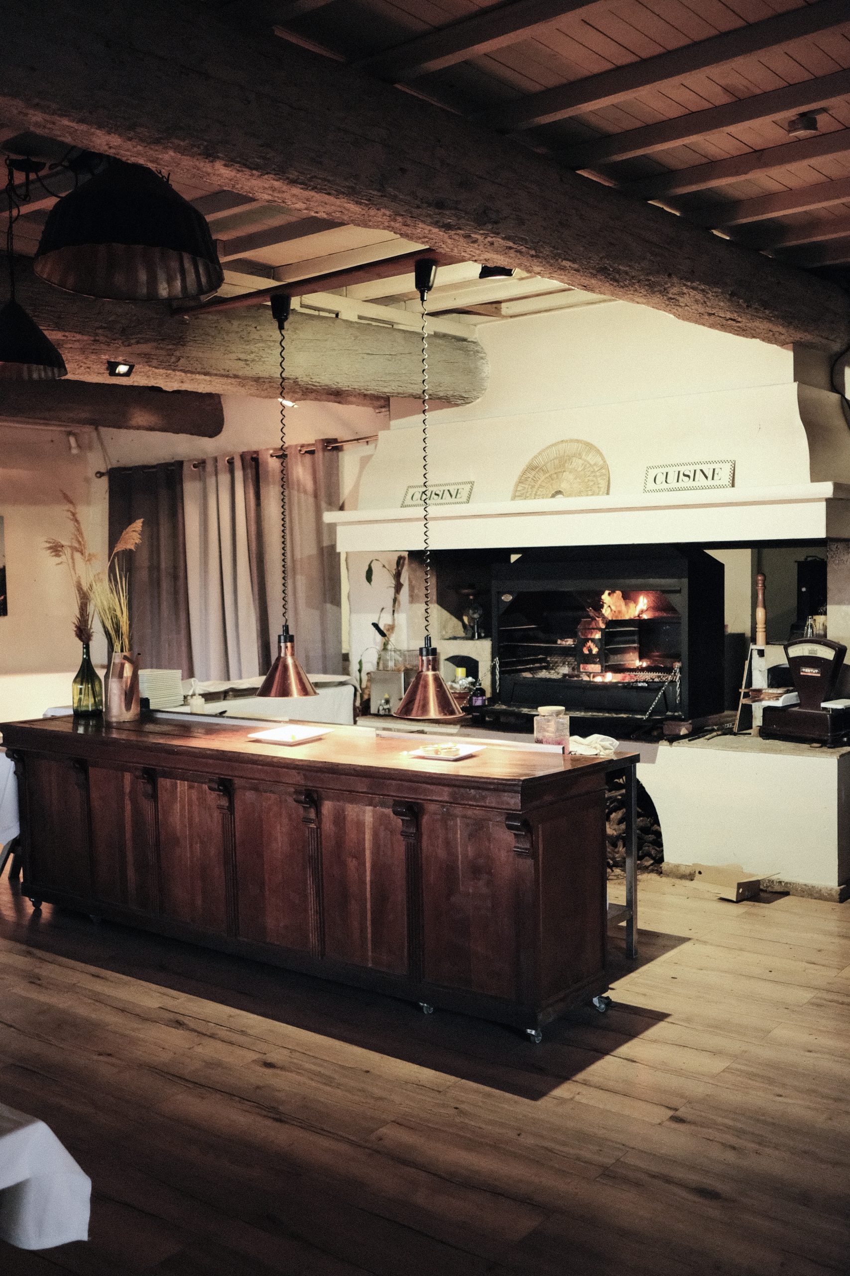 Grillade au sarment de vignes au chateau le bouis Notre chef prépare vos grillades sous vos yeux, les braises sont faites au sarment de vigne.