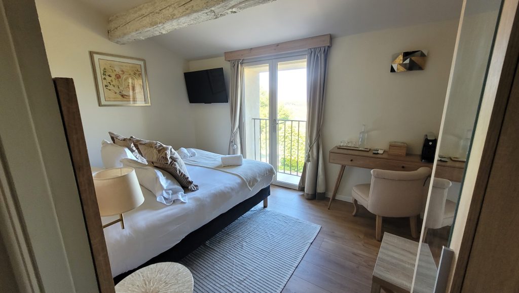 hebergement chambre belvedere vue d'ensemble chateau le bouis hebergement chambre belvedere lit chateau le bouis