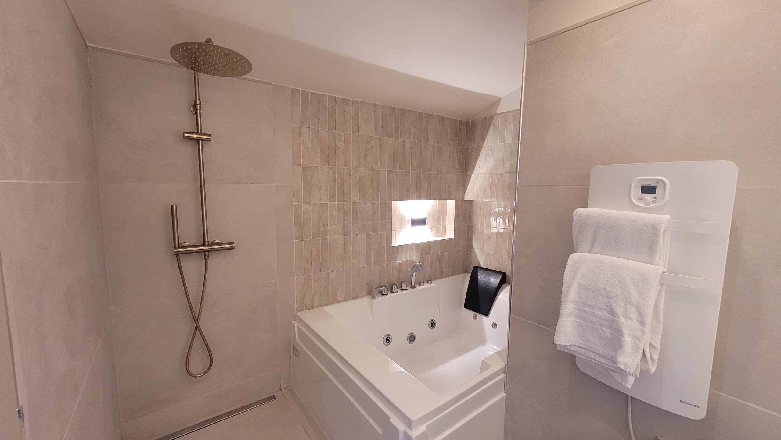 hebergement chambre horizon baignoire chateau le bouis