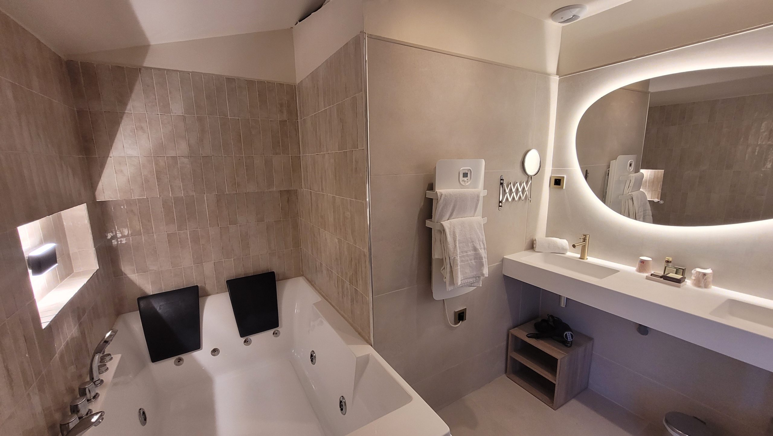 hebergement chambre horizon salle de bain baignoire chateau le bouis